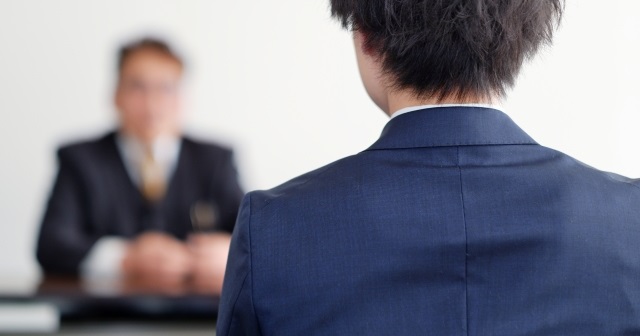 面接官と就活生、１対１で対面に座っている様子。