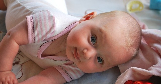 寝返りをした赤ちゃんの画像。手を使って側臥位で保持している。