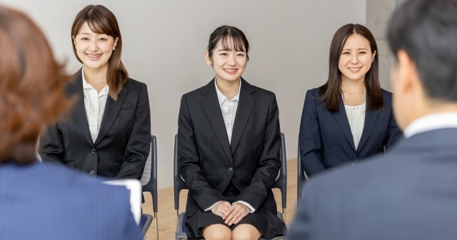 集団面接の様子。女子就活生３名と２人の面接官が面接をしている様子。