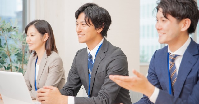 男女3人の面接官。笑顔で相手の話を聞く様子。
