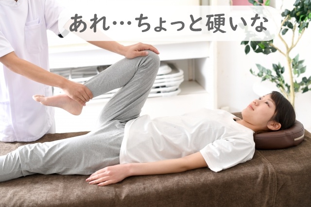 セラピストが患者さんの下肢を動かしている様子。