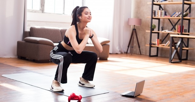 スクワットをする女性。